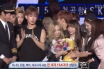 แทยอน SNSD ได้รับดอกไม้เซอร์ไพรส์จากรุ่นน้อง ซึงฮี Oh My Girls กลางเวที Music Bank