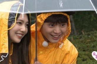 ซองแจ BTOB จอย Red Velvet ไปออกเดทกันด้วยชุดคลุมกันฝนสีเหลืองแบ๊ว ๆ เพื่อถ่ายภาพปฏิทิน!