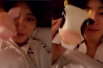 ชานยอล EXO อัพคลิปแนะนำตุ๊กตาสุดน่ารักในคอลเลคชั่นผ่านชุดนอนตอนที่อยู่บนเตียง!