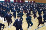 นักเรียนไฮสคูลเกาหลีเต้นเพลง Knock Knock ในคลาสแอโรบิคเพื่อต่อสู้กับโรคอ้วน!