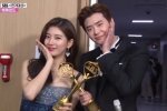 ซูจี และ อีจงซอก ได้หยอกล้อกันด้านหลังเวที หลังจากที่ได้รับรางวัล Best Couple Award
